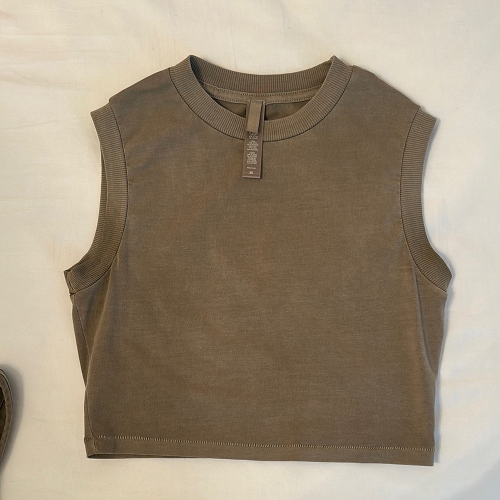 Skims outdoor collection top, bra and Leggings Set - Picture 2 of 7